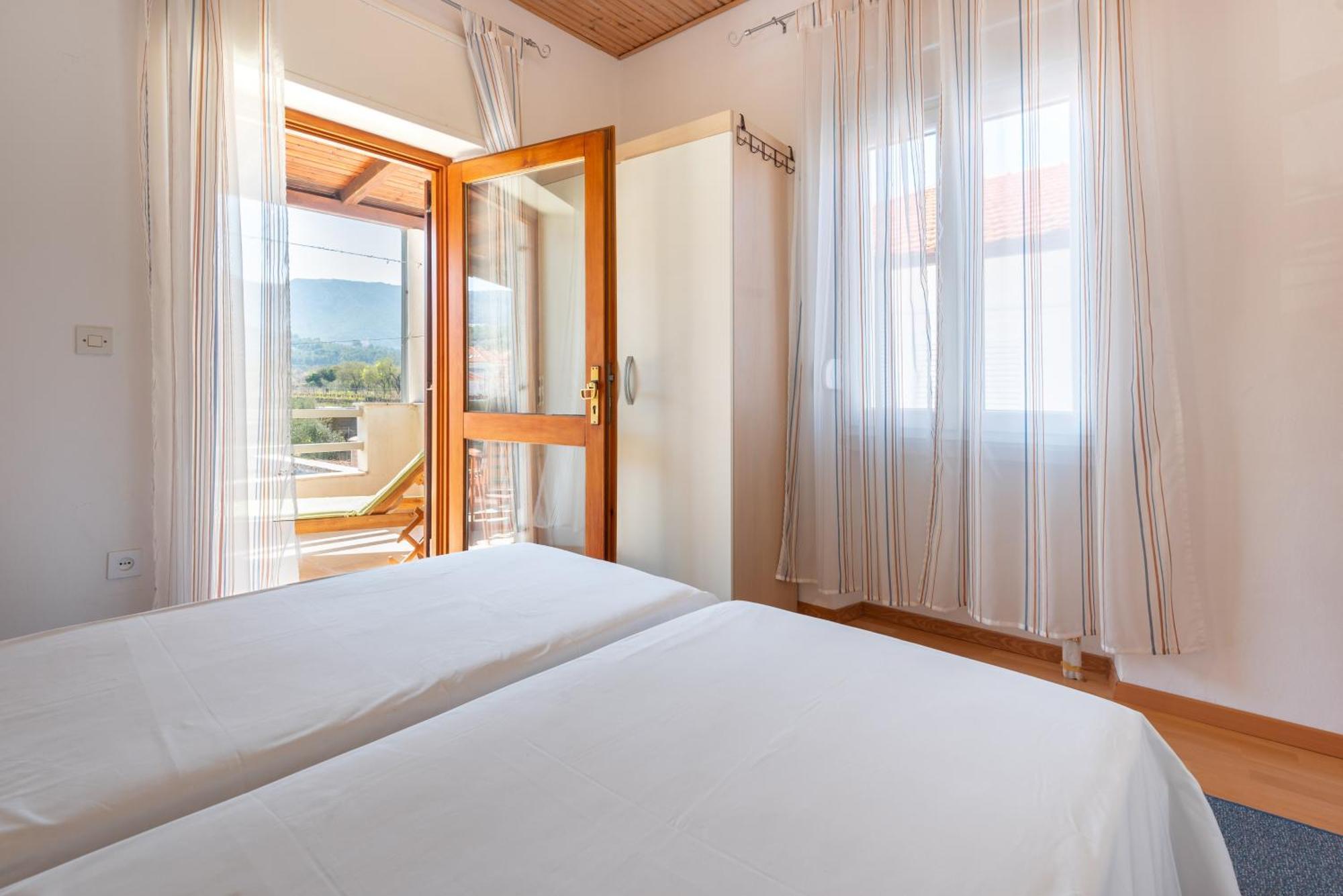Apartments By The Sea Jelsa, Hvar - 11319 Jelsa  Pokoj fotografie